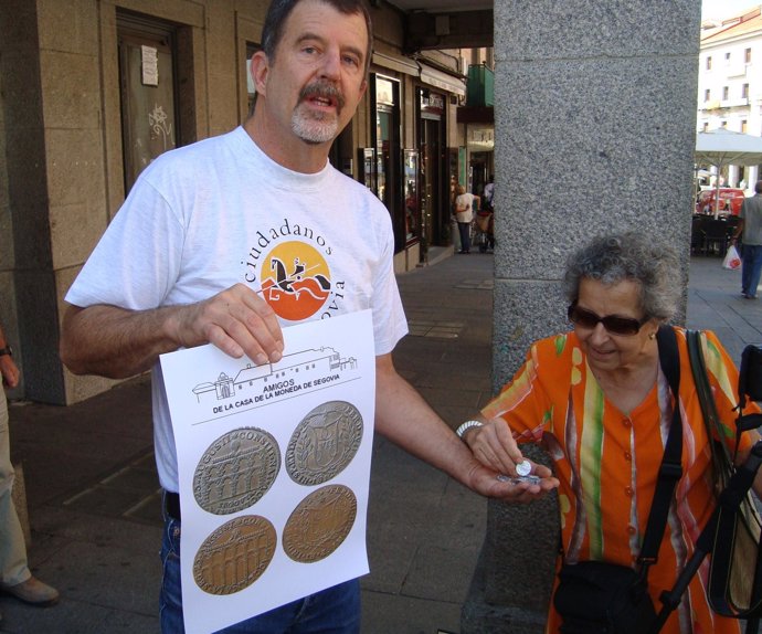 Glenn Murray muestra las monedas