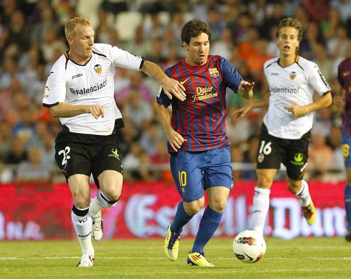 Leo Messi Y Mathieu Pelean Un Balón En El Valencia-Barcelona Liguero