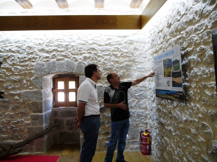 Xavier de Pedro y Julián Lóriz en su visita a Ligüerre de Cinca