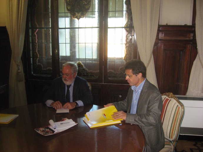 El Ministro Miguel Arias Cañete Con El Secretario General De COAG, Miguel Blanco