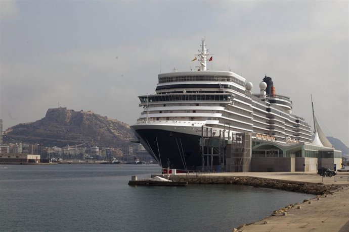El crucero Queen Elisabeth atraca en Alicante
