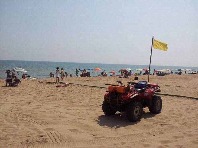 Playa De Tavernes Reabierta Al Baño