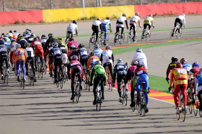 Los Ciclistas Se Reúnen En Motorland