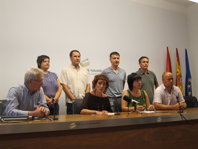 Parlamentarios de Bildu y Aralar anunciando el encierro en el Parlamento.