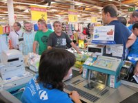 El acto de "expropiación" en Mérida finaliza sin que ningún carro con alimentos salga del centro comercial