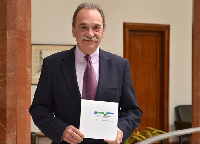El concejal de Comercio y Mercados con la nueva guía de Consumo