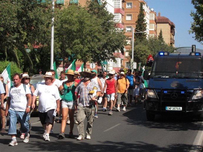 Sánchez Gordillo Con El Altavoz Junto A La Policía Nacional