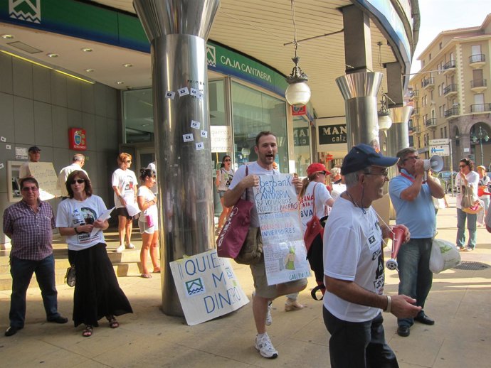 Afectados por preferentes 'cierran' oficinas de Torrelavega 