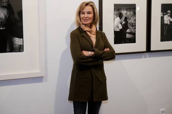 Jessica Lange con algunas de sus fotografías en una muestra.