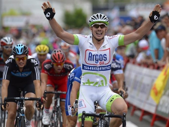 Llegada de la Vuelta Ciclista a la meta en Logroño