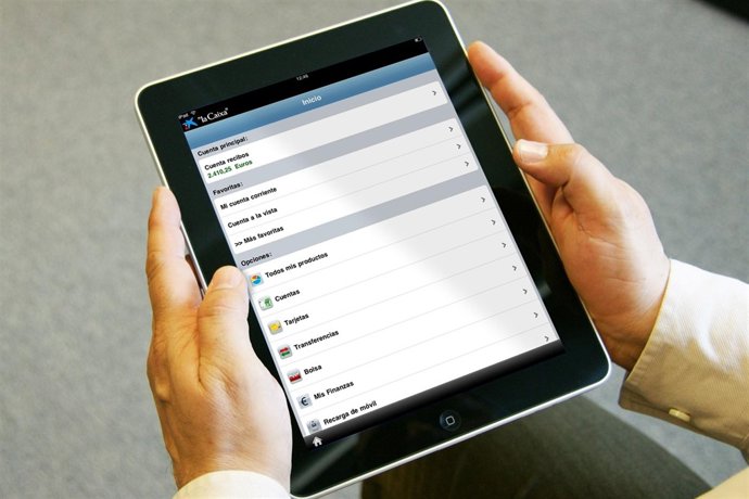 Usuario Utilizando La Aplicación De La Caixa