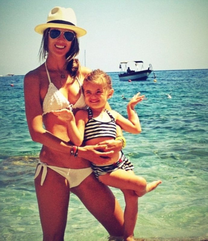 Alessandra Ambrosio junto a su hija