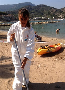 Simulacro cruz roja en una playa