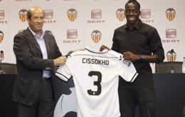 El jugador francés Aly Cissokoh en su presentación con el Valencia