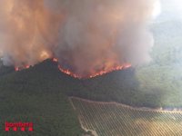 Se refuerza la extinción del incendio de Madremanya