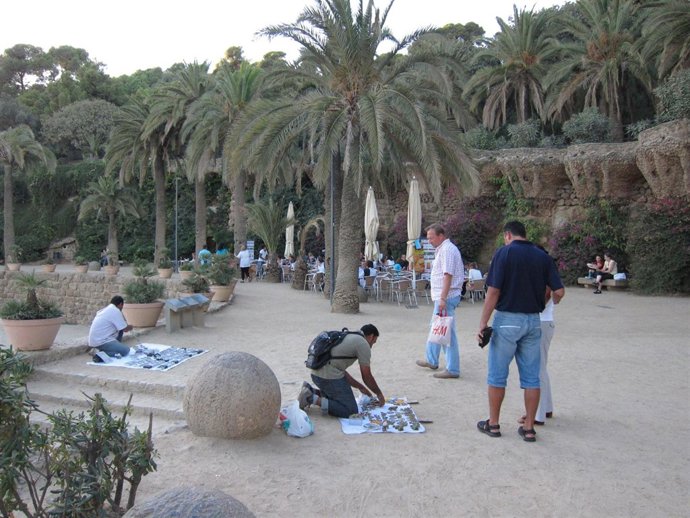 Venta Ambulante - 'Top Manta' En El Parque Güell