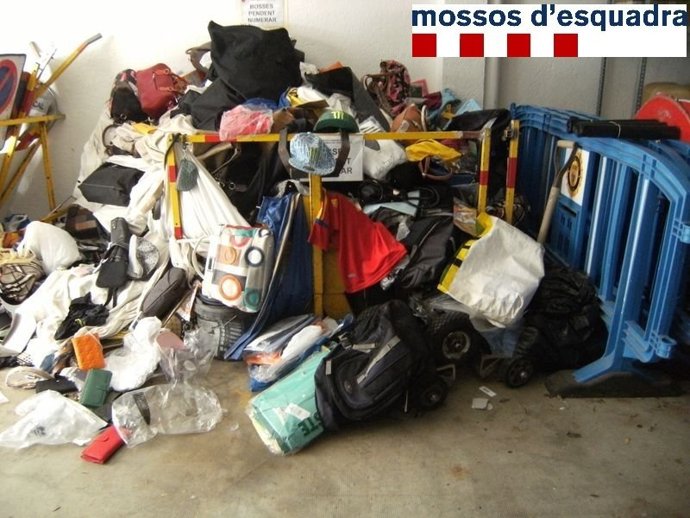 Objetos Decomisados En El Paseo Marítimo De Roses