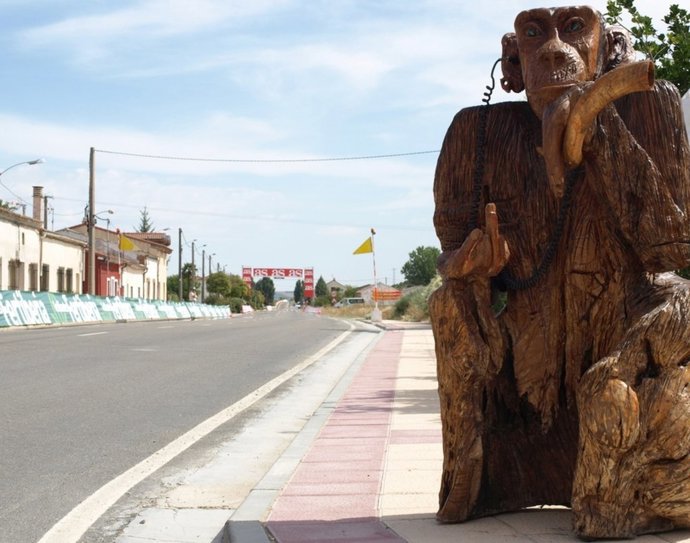 El mono con el que Quintanilla de Arriba recibió a los ciclistas en 2010