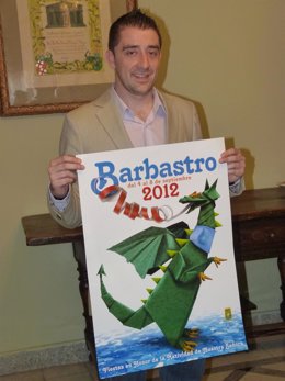 El concejal de Fiestas, Iván Carpi, con el cartel 
