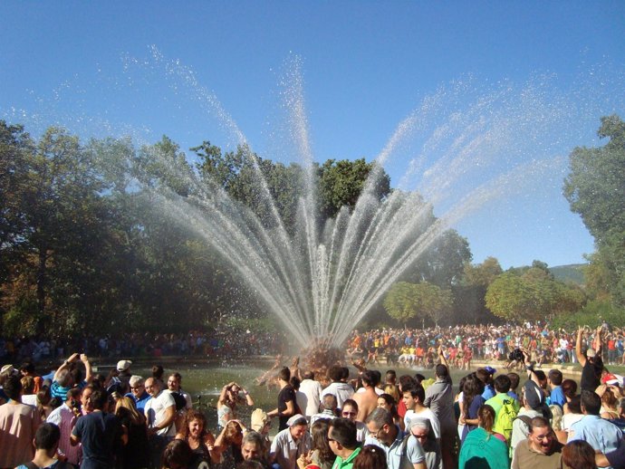 Cerca de 15.000 personas disfrutan de los espectáculos de agua de las fuentes.