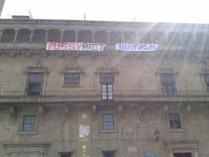 Pancarta en los balcones de la Catedral a favor de Pussy Riot
