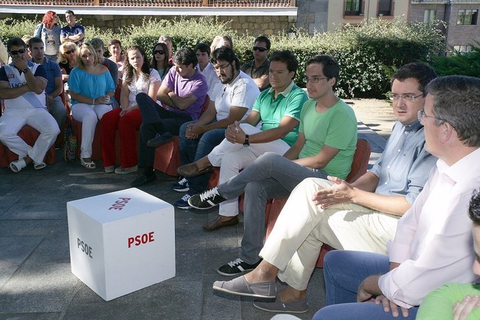 López, durante su encuentro con un grupo de jóvenes en Ávila.