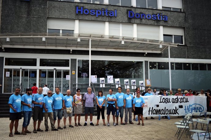 Concentración en apoyo a Bolinaga a la entrada del Hospital Donostia