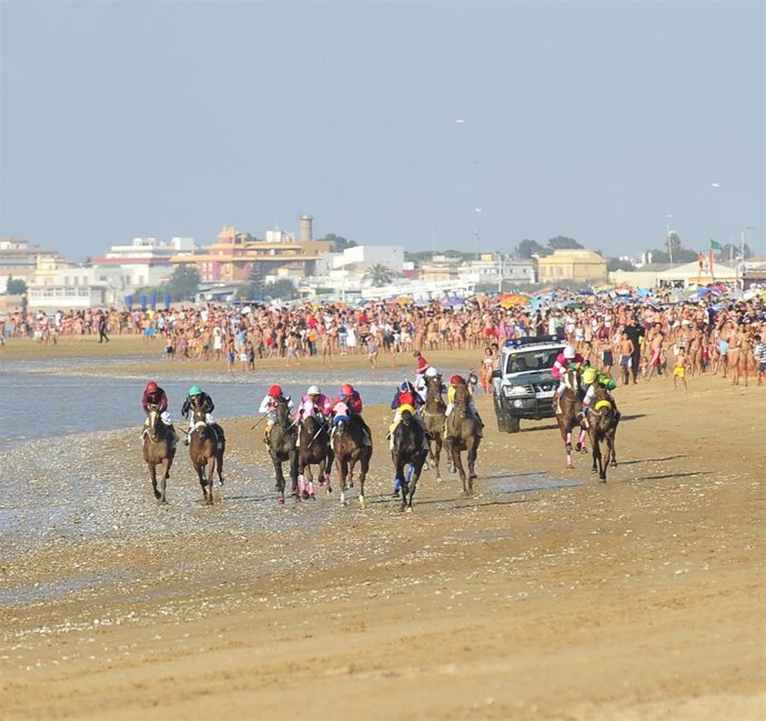 Imagen De Una De Las Carreras De Caballos En La Playa De Sanlúcar