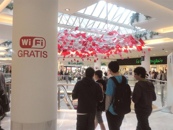 Campaña 'Siempre Conectad@S' En La Vaguada