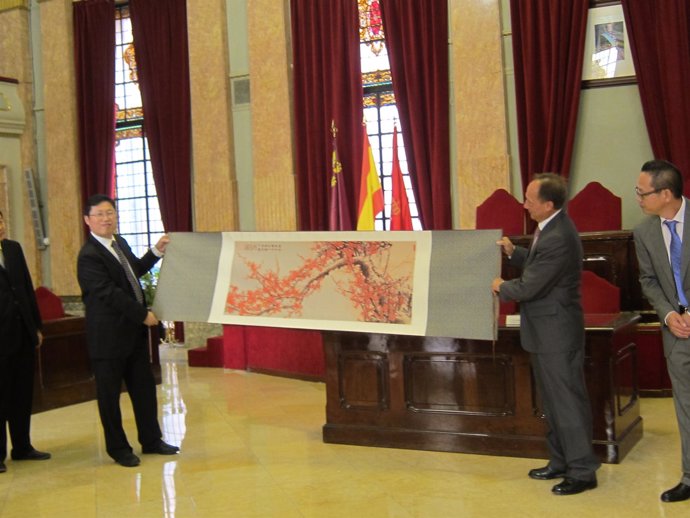 La delegación china entrega un tapiz de seda al edil murciano Moya-Angeler