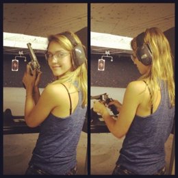 Jessica Alba practicando tiro.