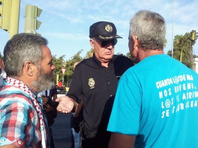 Sánchez Gordillo Conversa Con La Policía Durante Ma Marcha Obrera En Cádiz