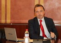 Recio dice que "nada tiene que ver" la legalidad del sistema de ayudas de ERE con los "abusos" en su aplicación