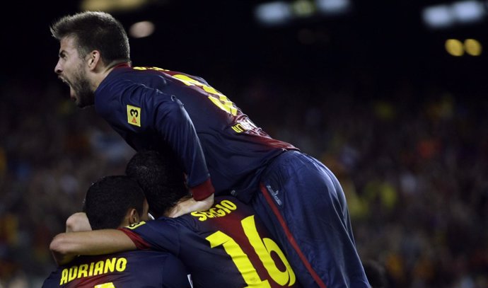 Gerard Piqué salta sobre Adriano y Busquets con el FC Barcelona