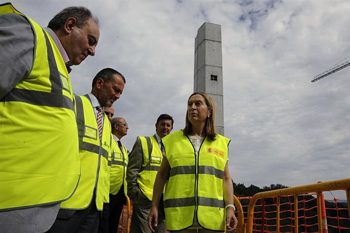 Ministra de Fomento, Ana Pastor, durante visita a las obras del AVE en Baños de 