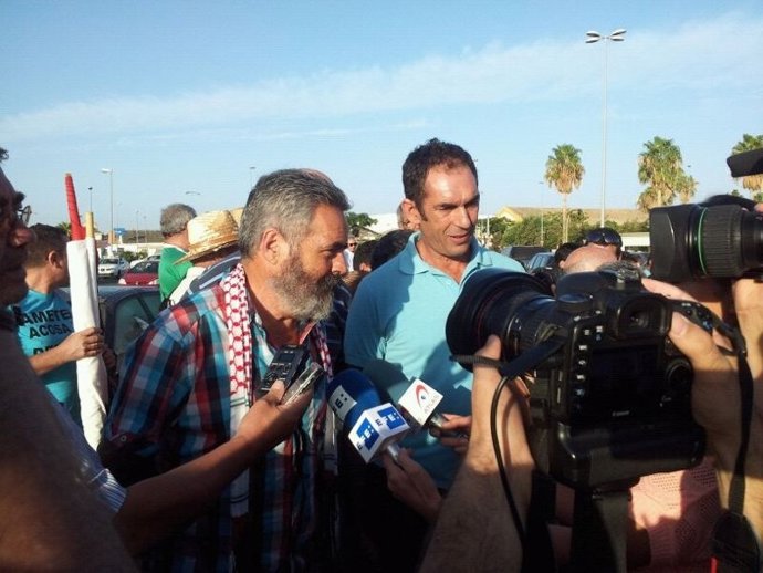 Juan Manuel Sánchez Gordillo (IULV-CA) Atiende A Los Periodistas