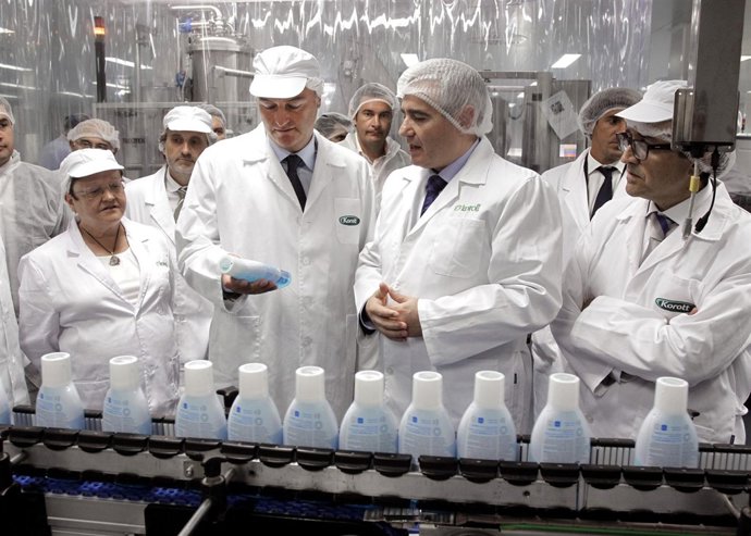 Alberto Fabra (segundo por la izquierda) visita la empresa Korott