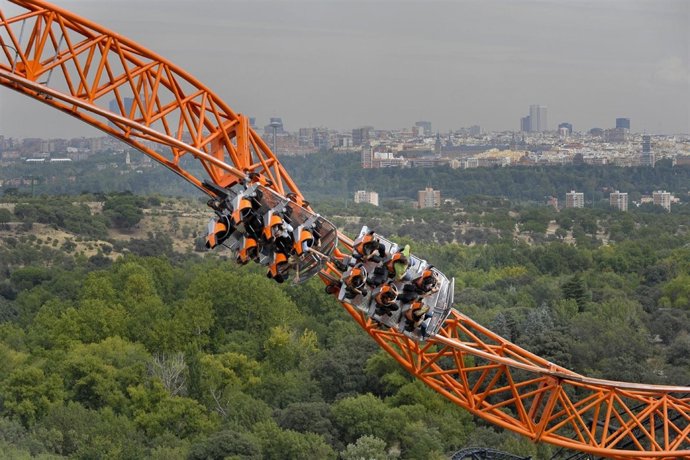 Imagen De Montaña Rusa Del Parque De Atracciones