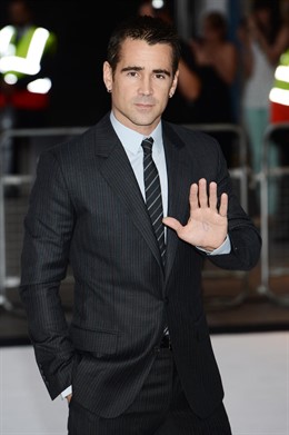 Colin Farrell posa saludando 