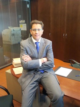 Ernesto Navarrete tesis cum Laude de la UR