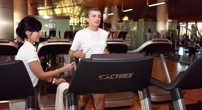 Haciendo ejercicio en un gimnasio