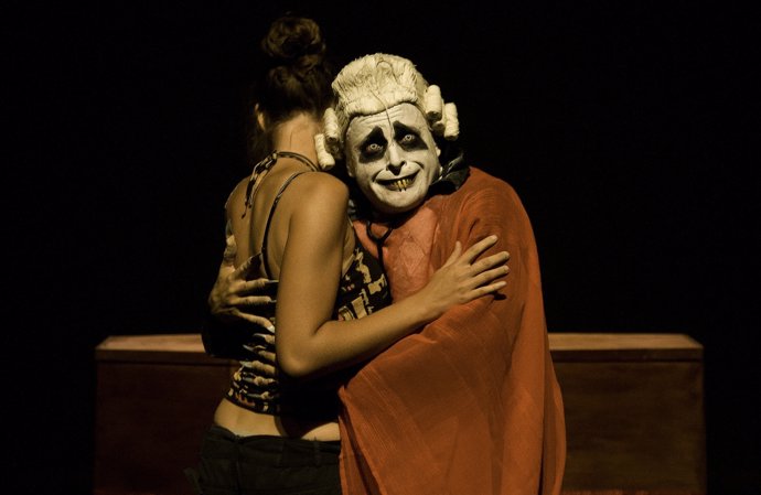 Momento de la representación de 'Nosferatu in love', de la compañía Les Bouffons