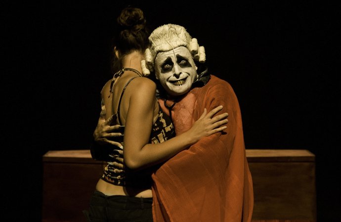 Momento de la representación de 'Nosferatu in love', de la compañía Les Bouffons