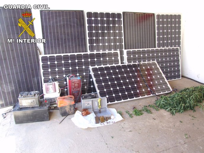 Placas solares recuperadas por la Guardia Civil.