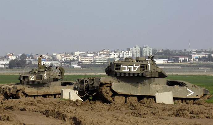 Tanques Israelíes Vigilan Desde La Frontera La Franja De Gaza