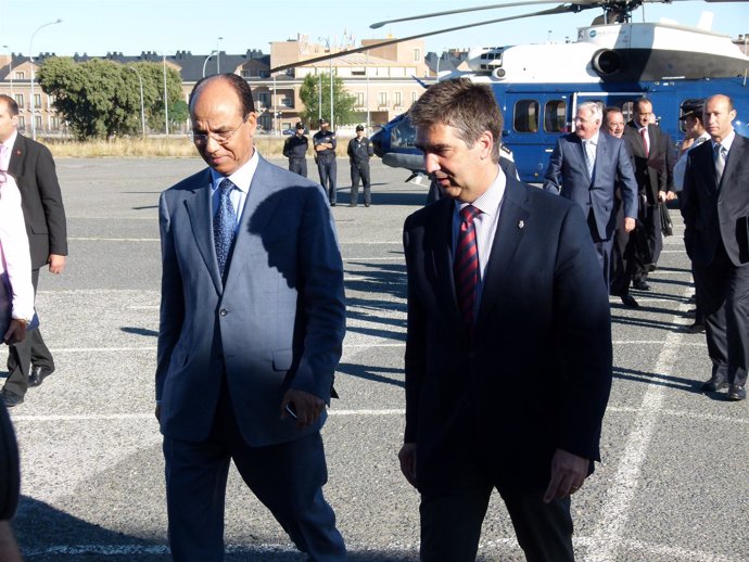 Ignacio Cosió acompañado de un responsable policial marroquí.