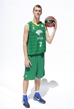 El Jugador De Baloncesto Ognjen Kuzmic