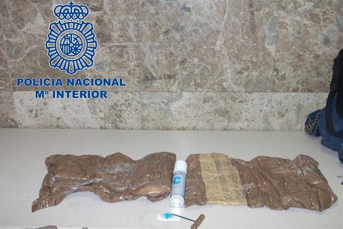 Parte de la droga incautada a los detenidos.