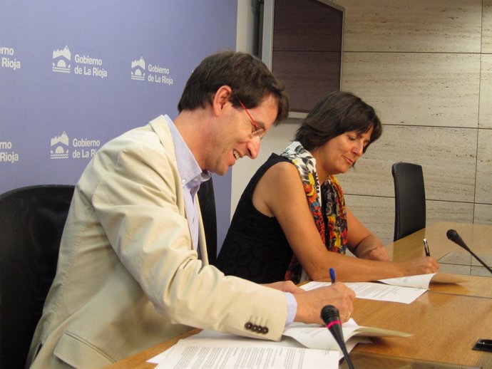El consejero de Educación  y la pta de Faro, Rosana Gómez firman convenio