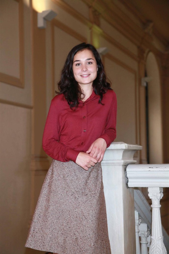 Posado de la actriz Nadia de Santiago caracterizada para la serie 'Niños robados